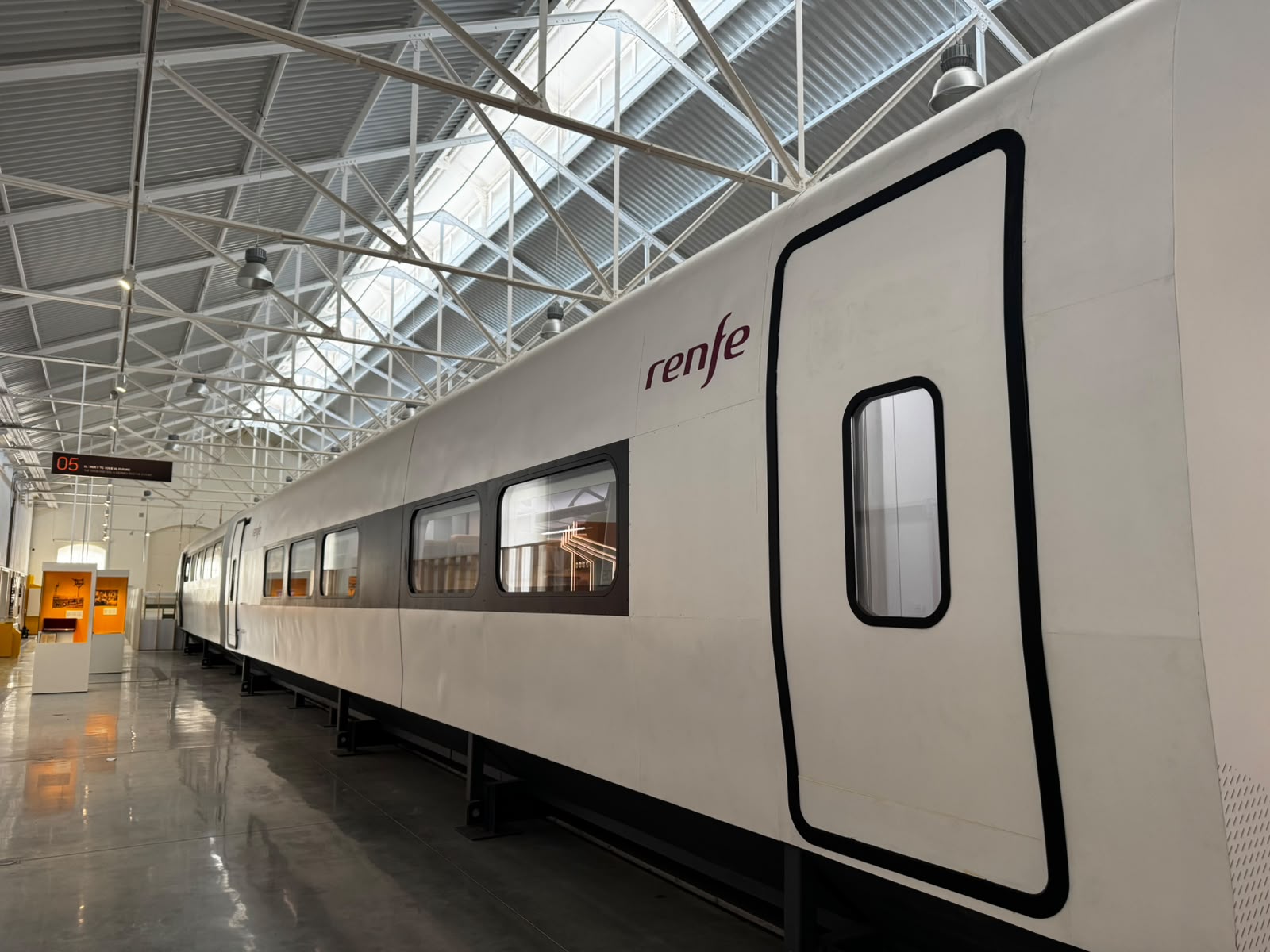 Maqueta de Talgo VI (AVRIL)
